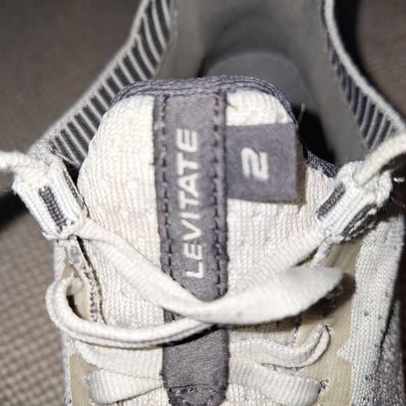 Brooks Levitate 2 in a womens size 7. Pre-loved in good condition - Picture 3 of 11